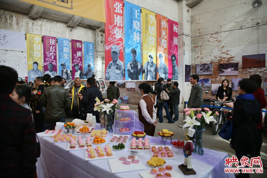影展現(xiàn)場(chǎng)介紹河南籍賽車(chē)的手條幅掛滿(mǎn)展室。