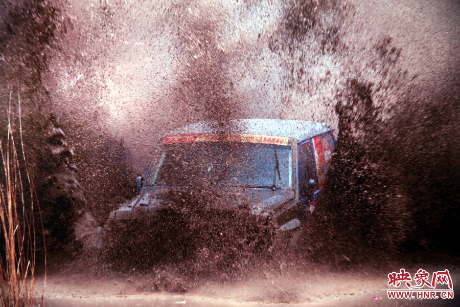 賽車(chē)的世界、更是男人的世界。圖為部分參展攝影作品。