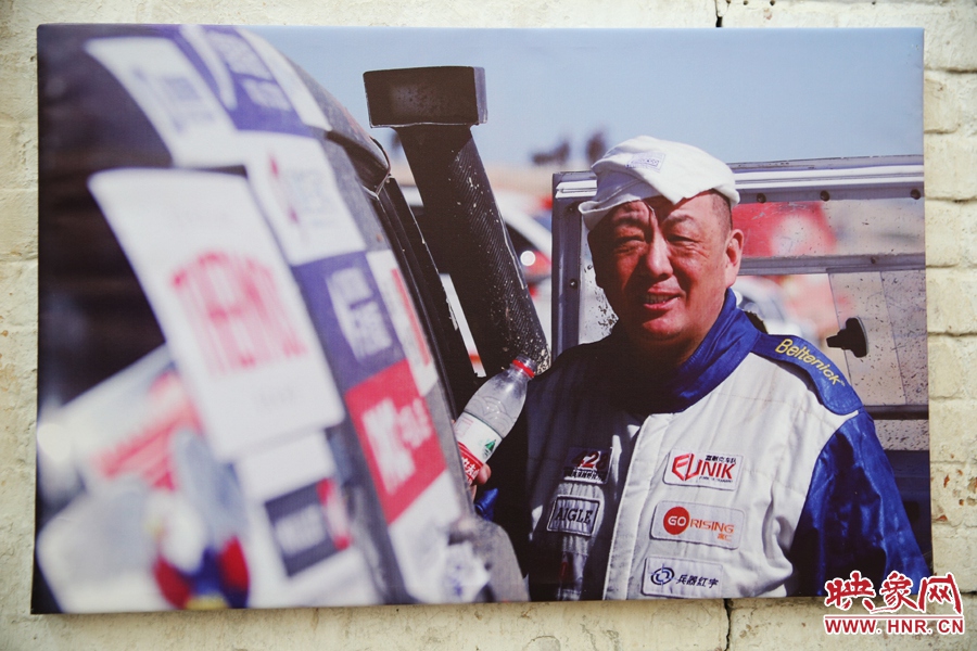 賽車(chē)的世界、更是男人的世界。圖為部分參展攝影作品。