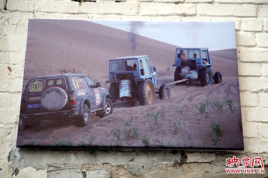 賽車(chē)的世界、更是男人的世界。圖為部分參展攝影作品。
