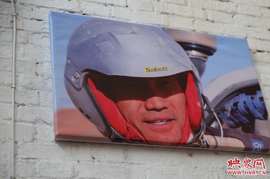 賽車(chē)的世界、更是男人的世界。圖為部分參展攝影作品。