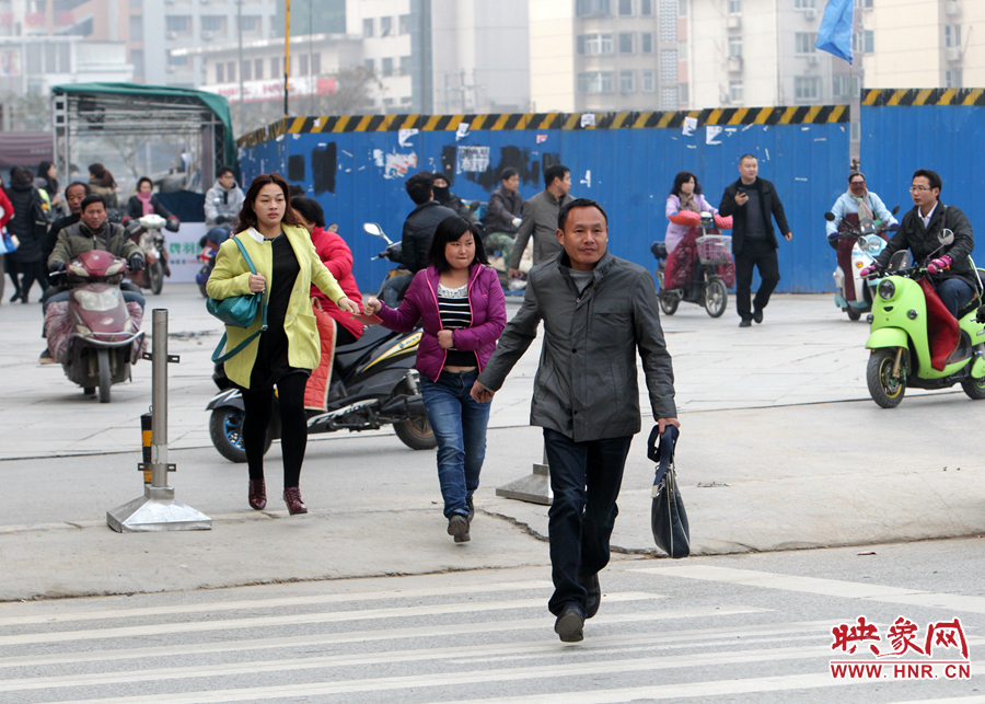 因?yàn)槎萝?chē)，許多上班族飛奔在路上