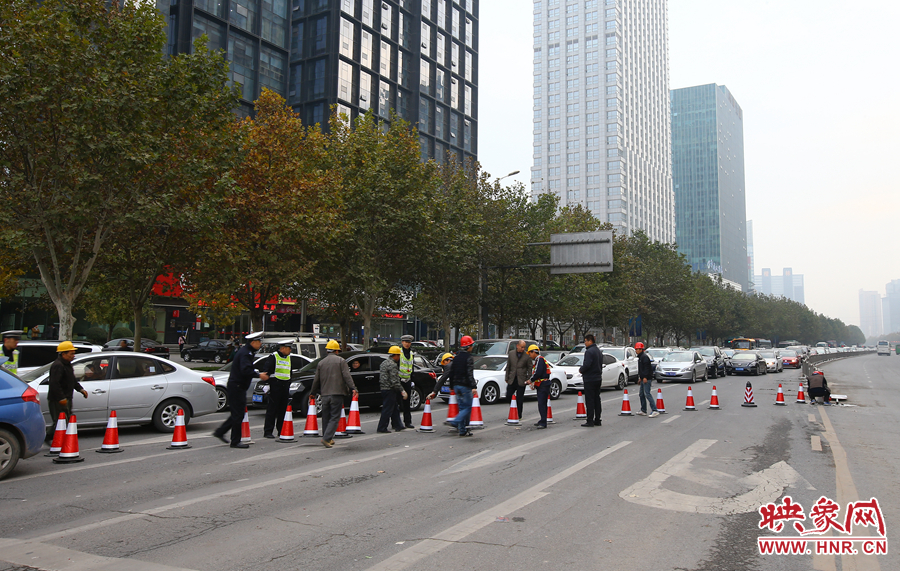 早上高峰期到來(lái)前，交警和工作人員設(shè)置道路引導(dǎo)警示樁