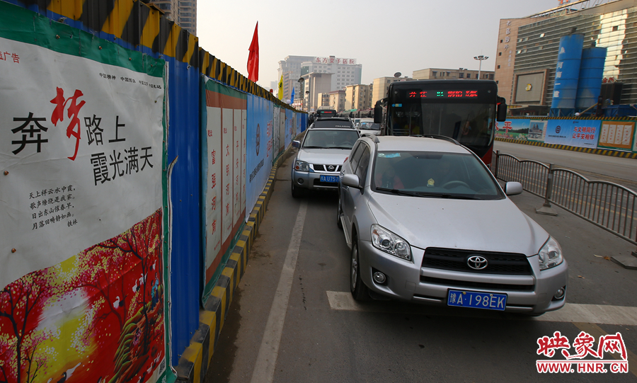 每條路的路口都?jí)嚎s成雙車(chē)道，大大減緩了汽車(chē)通行速度