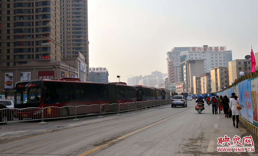 未來(lái)路道路兩邊施工，行人和非機(jī)動(dòng)在機(jī)動(dòng)車(chē)道路上通行