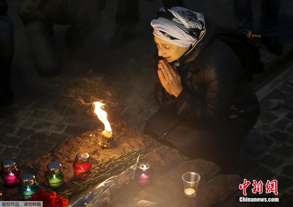 當(dāng)?shù)貢r(shí)間2014年11月22日，烏克蘭基輔，民眾舉行儀式紀(jì)念1932-1933烏克蘭大饑荒81周年