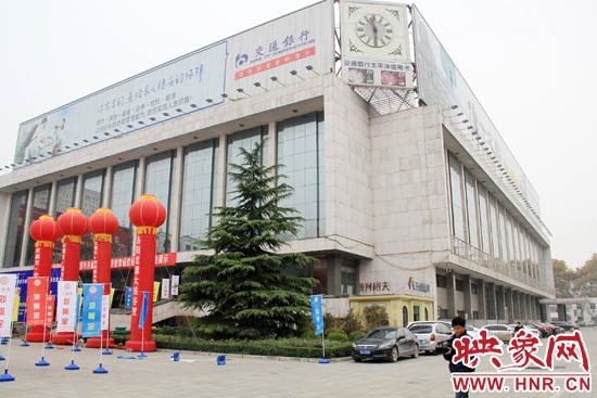11月28日，記者從鄭州市政府獲悉，河南省人民會(huì)堂決定拆除違法存在10多年的巨型樓頂廣告。