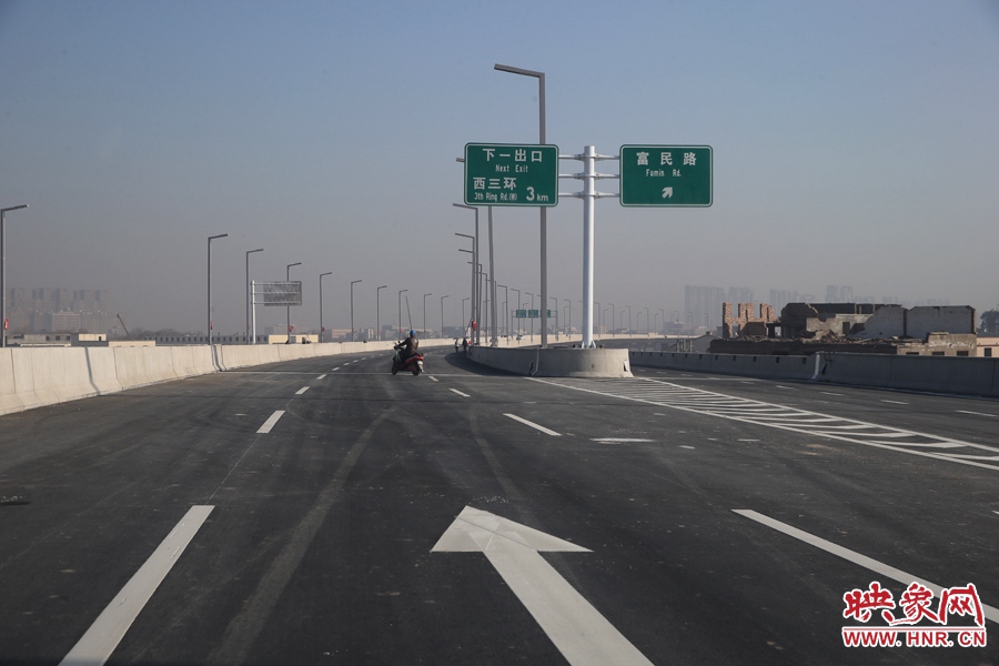 西三環(huán)方向與富民路出口。