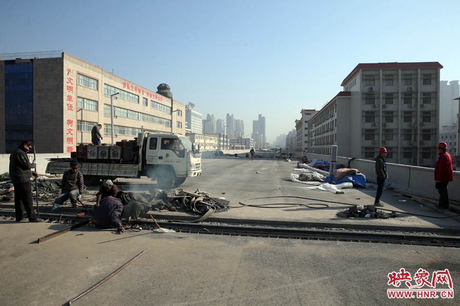 由西向東方向，嵩山南路出口以東，仍在緊張施工中。