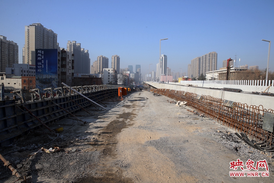由西向東方向，嵩山南路出口以東，仍在緊張施工中。