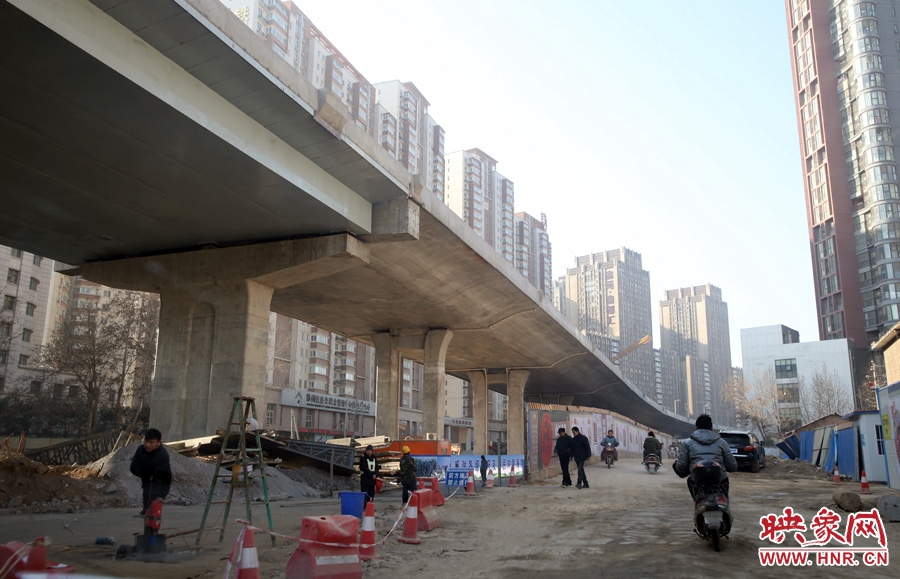由西向東方向，嵩山南路出口以東，仍在緊張施工中。