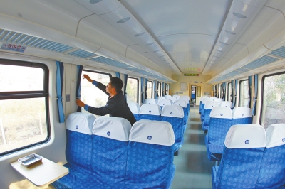 硬座車廂 藍色座套，清清爽爽。