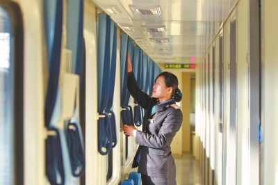 臥鋪車廂 半包式，更具私密性和舒適性。