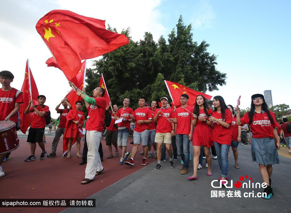 賽前中國(guó)球迷揮舞國(guó)旗進(jìn)場(chǎng)，為國(guó)足助威。