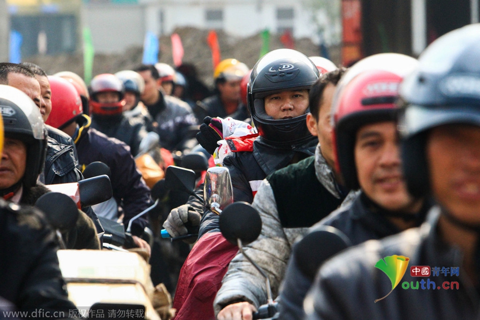 2015年2月10日，廣東佛山，順德龍山加油站為返鄉(xiāng)摩托車免費加油。
