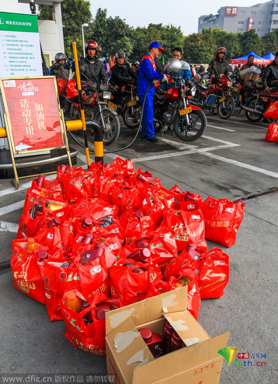 2015年2月10日，廣東佛山，順德龍山加油站為返鄉(xiāng)摩托車免費加油。