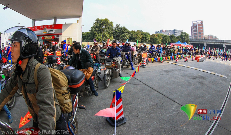 2015年2月10日，廣東佛山，順德龍山加油站為返鄉(xiāng)摩托車免費加油。