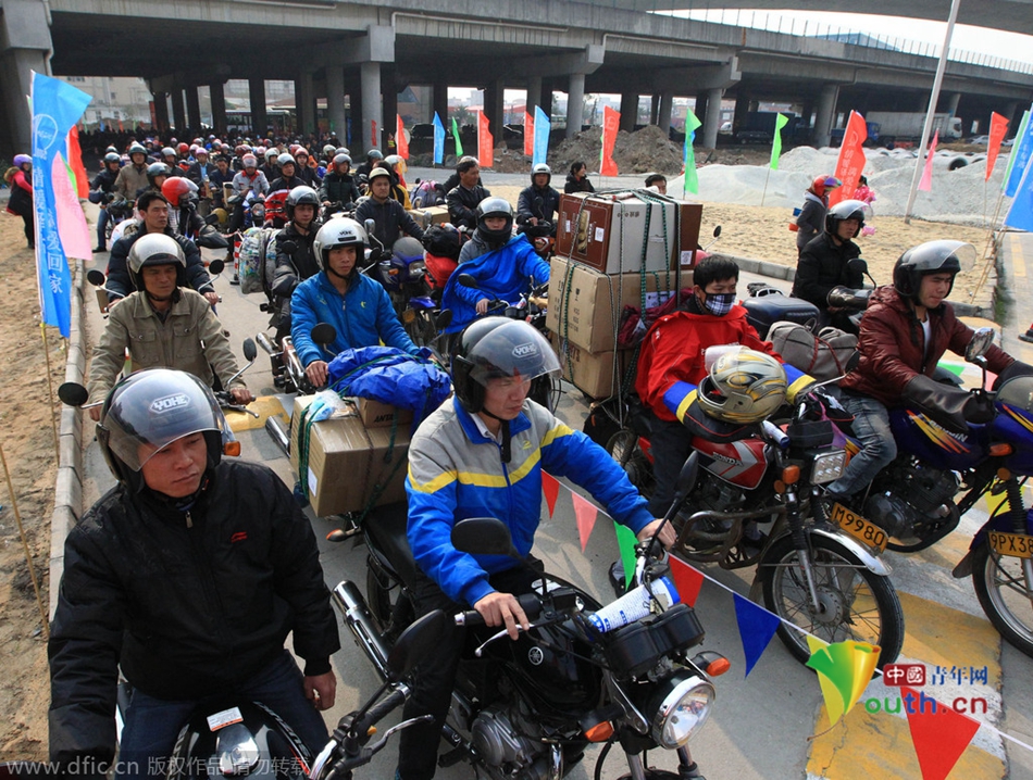 2015年2月10日，廣東佛山，順德龍山加油站為返鄉(xiāng)摩托車免費加油。