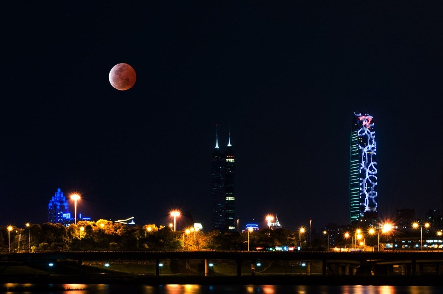4月4日，深圳，月全食，一輪紅月亮現(xiàn)身夜空。（合成）鄧飛/CFP