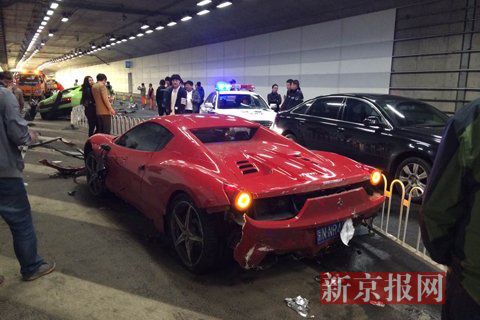 一輛蘭博基尼與一輛法拉利發(fā)生事故，現(xiàn)場狀況慘烈