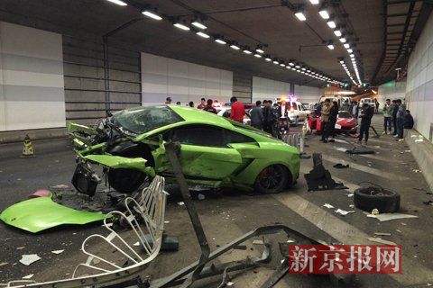 一輛蘭博基尼與一輛法拉利發(fā)生事故，現(xiàn)場狀況慘烈