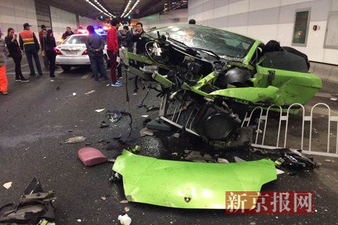 一輛蘭博基尼與一輛法拉利發(fā)生事故，現(xiàn)場狀況慘烈