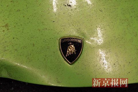 一輛蘭博基尼與一輛法拉利發(fā)生事故，現(xiàn)場狀況慘烈