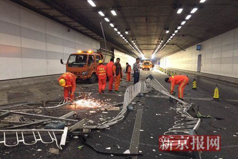 一輛蘭博基尼與一輛法拉利發(fā)生事故，現(xiàn)場狀況慘烈
