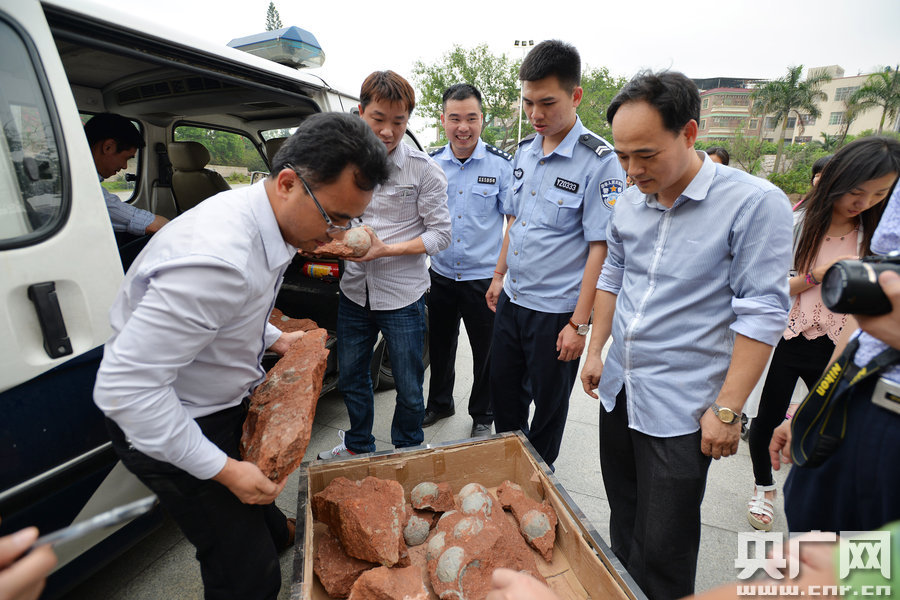 市文化綜合執(zhí)法大隊(duì)工作人員和110公安干警也迅速趕到現(xiàn)場維持秩序。