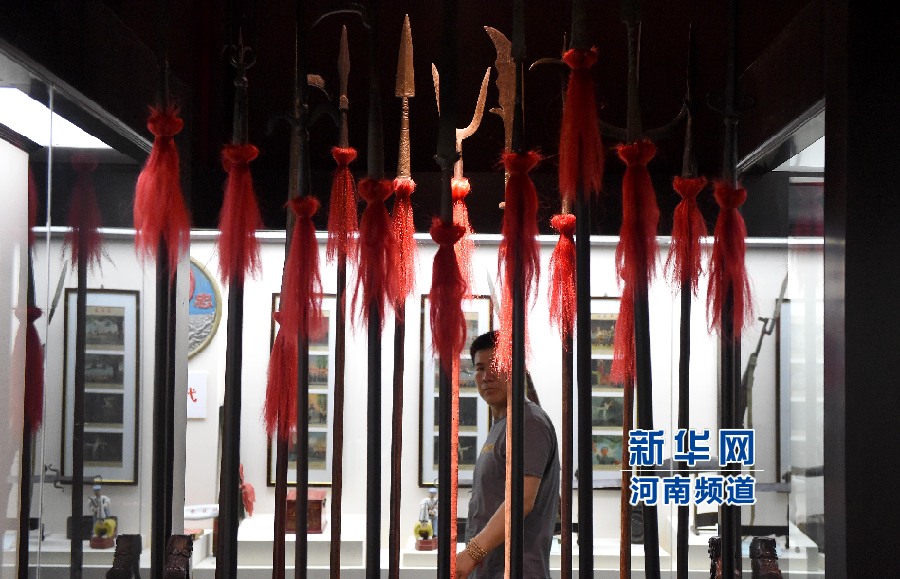 4月26日，參觀者在兵器展覽館內(nèi)參觀。