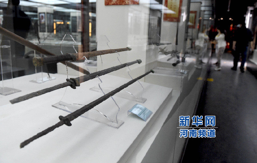 4月26日，參觀者在兵器展覽館內(nèi)參觀。