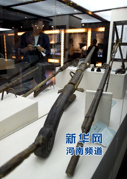 4月26日，參觀者在兵器展覽館內(nèi)參觀。