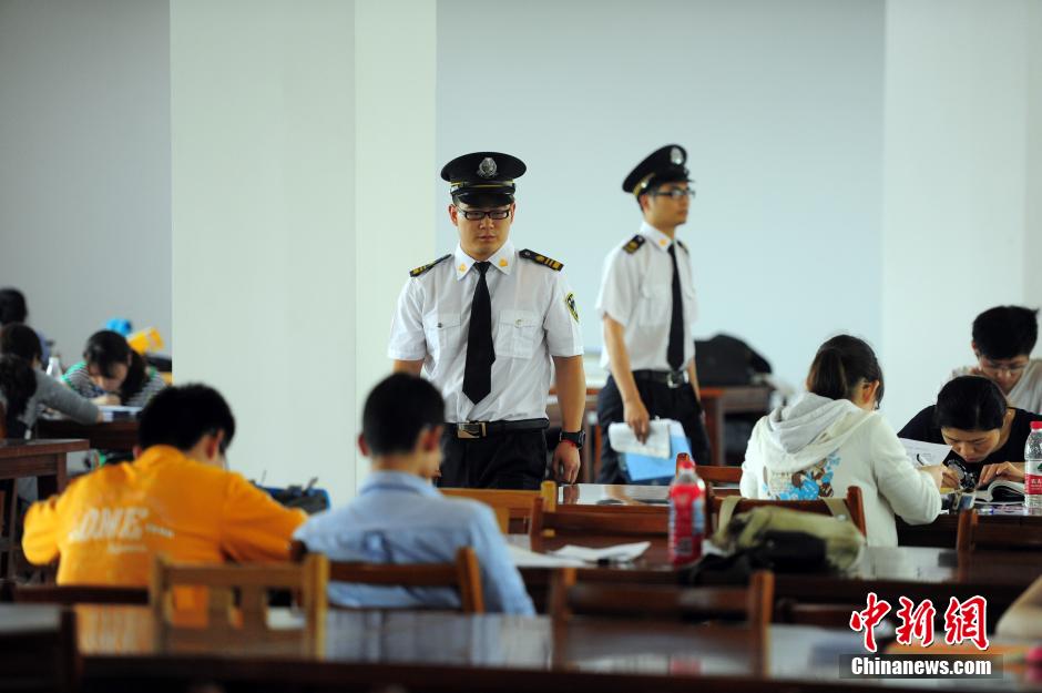 5月8日，武漢輕工大學(xué)圖書館保安黃凱、萬文杰在圖書館巡查。中新社發(fā) 張暢 攝