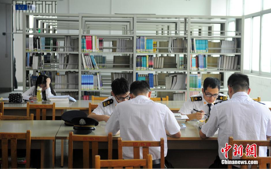 5月8日，武漢輕工大學(xué)保安黃凱在圖書館巡查。中新社發(fā) 張暢 攝