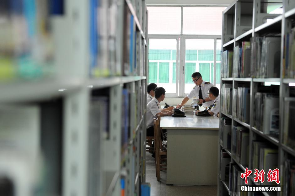 5月8日，武漢輕工大學(xué)保安吳濤、江力、黃凱、萬文杰在圖書館學(xué)習(xí)中。中新社發(fā) 張暢 攝