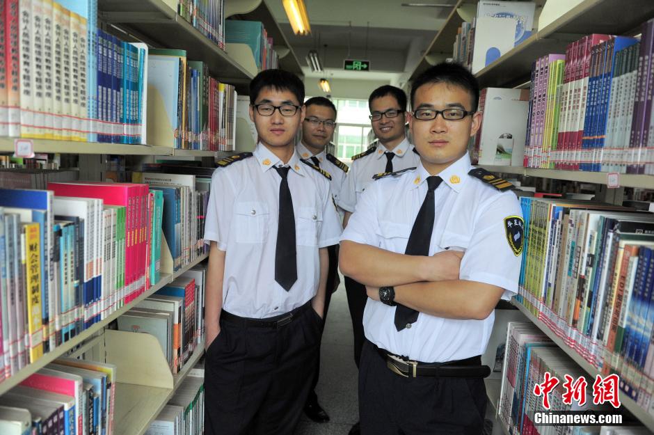 　5月8日，武漢輕工大學(xué)圖書館保安吳濤、江力、黃凱、萬文杰。中新社發(fā) 張暢 攝
