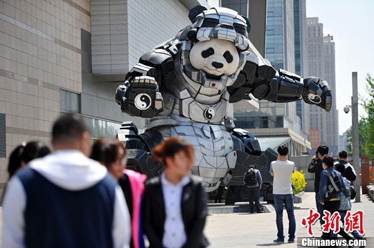 5月9日，遼寧沈陽，一商城門前廣場上驚現(xiàn)7米多高的熊貓鋼鐵俠，吸引不少人駐足拍照。