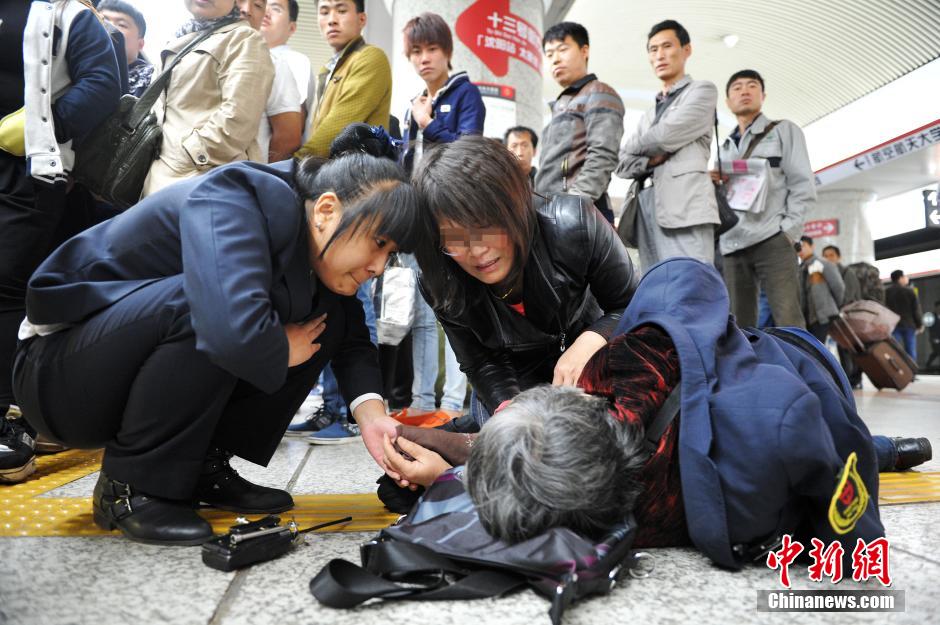 74歲老太地鐵站臺摔倒稱“有老保，不訛人”