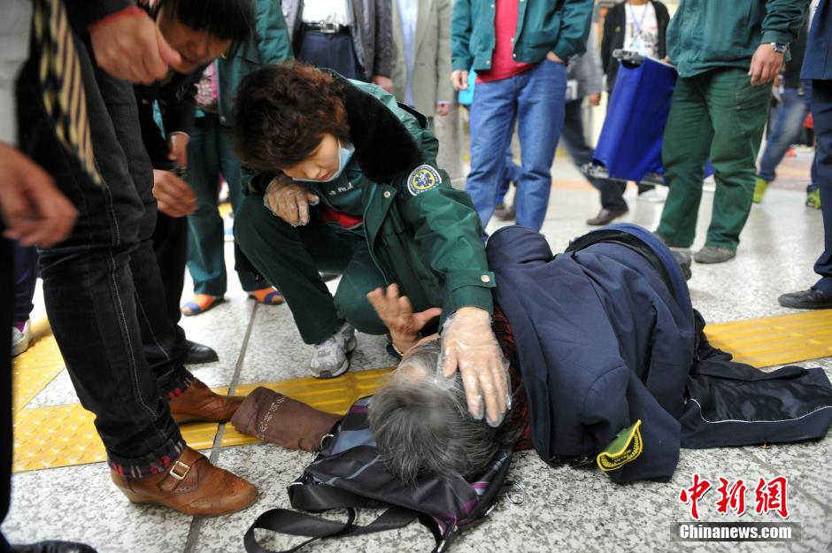 74歲老太地鐵站臺摔倒稱“有老保，不訛人”