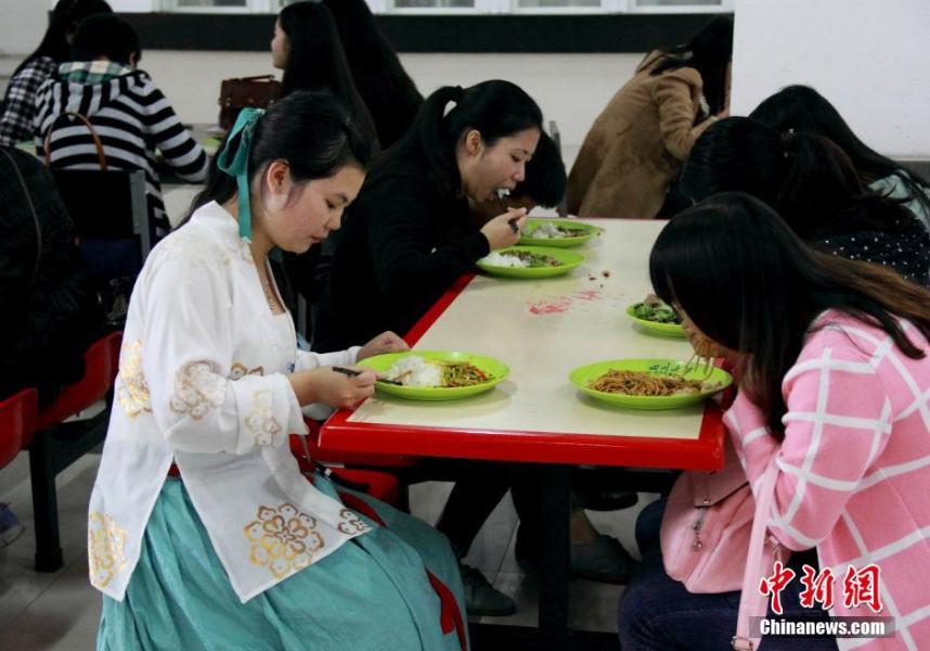 圖為穿漢服在食堂吃飯的胡雅潔。
