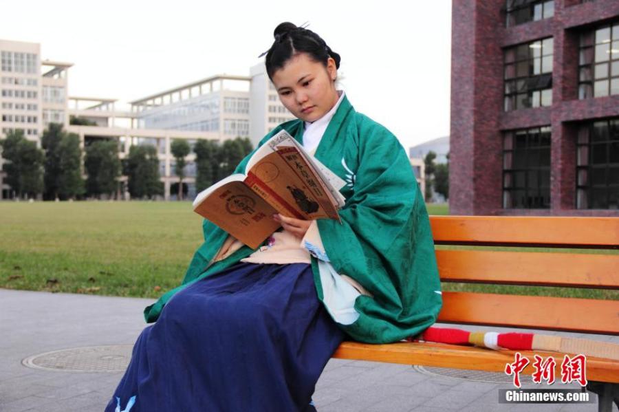穿漢服在校園讀書的胡雅潔。