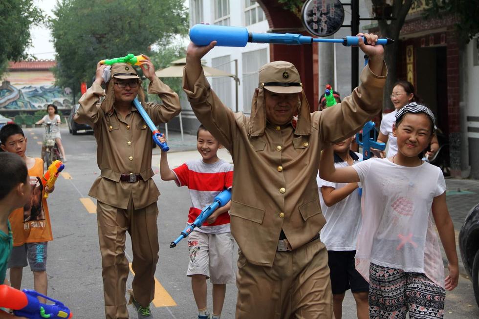 最終幾名鬼子被八路軍制服，被押著游街示眾，以此慶祝抗日戰(zhàn)爭勝利70周年。