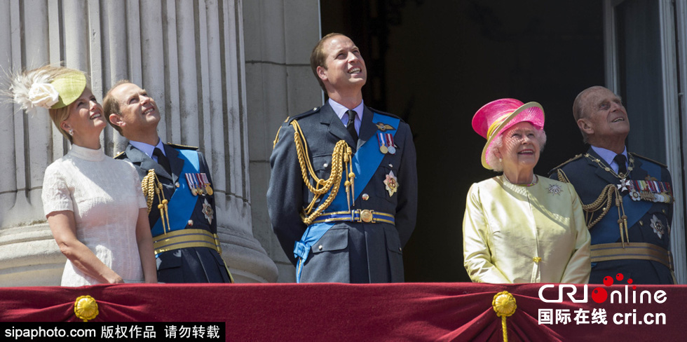 英國(guó)女王伊麗莎白二世攜眾王室成員觀看空軍飛行表演。