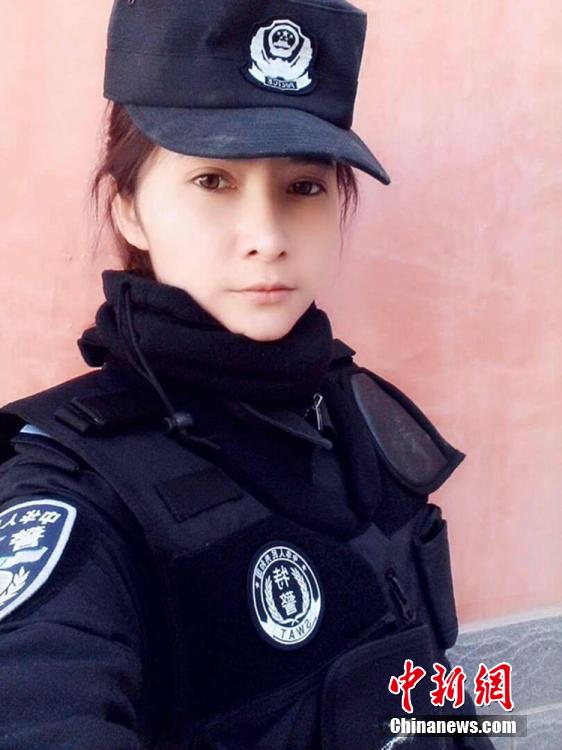 新疆兵團(tuán)女民警生活照走紅網(wǎng)絡(luò) 被譽“最美警花”