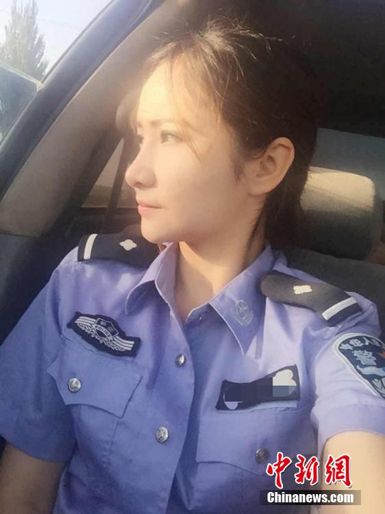 新疆兵團(tuán)女民警生活照走紅網(wǎng)絡(luò) 被譽“最美警花”
