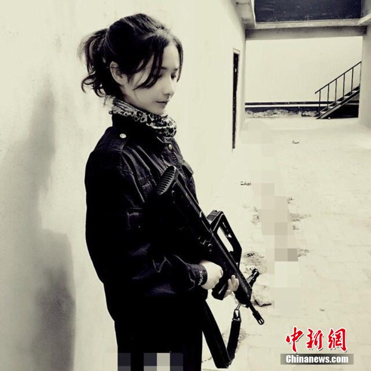 新疆兵團(tuán)女民警生活照走紅網(wǎng)絡(luò) 被譽“最美警花”
