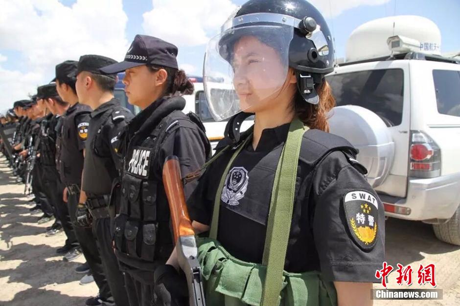 新疆兵團(tuán)女民警生活照走紅網(wǎng)絡(luò) 被譽“最美警花”