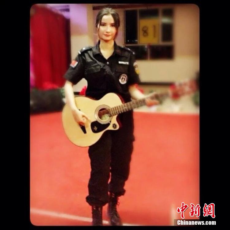 新疆兵團(tuán)女民警生活照走紅網(wǎng)絡(luò) 被譽“最美警花”
