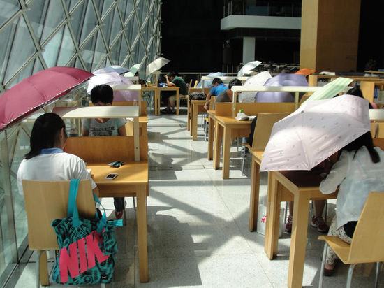 2015年8月2日，深圳圖書館，“太陽(yáng)曬進(jìn)來很熱的，我們都要撐著傘讀書?！? complete=