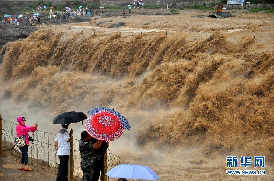 8月2日，游客在山西吉縣黃河壺口瀑布景區(qū)游覽觀瀑。